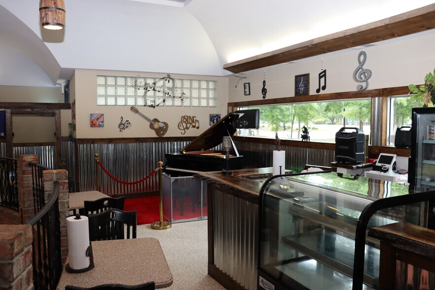More Photos Of 8232 Market St, Wilmington Freestanding For Sale