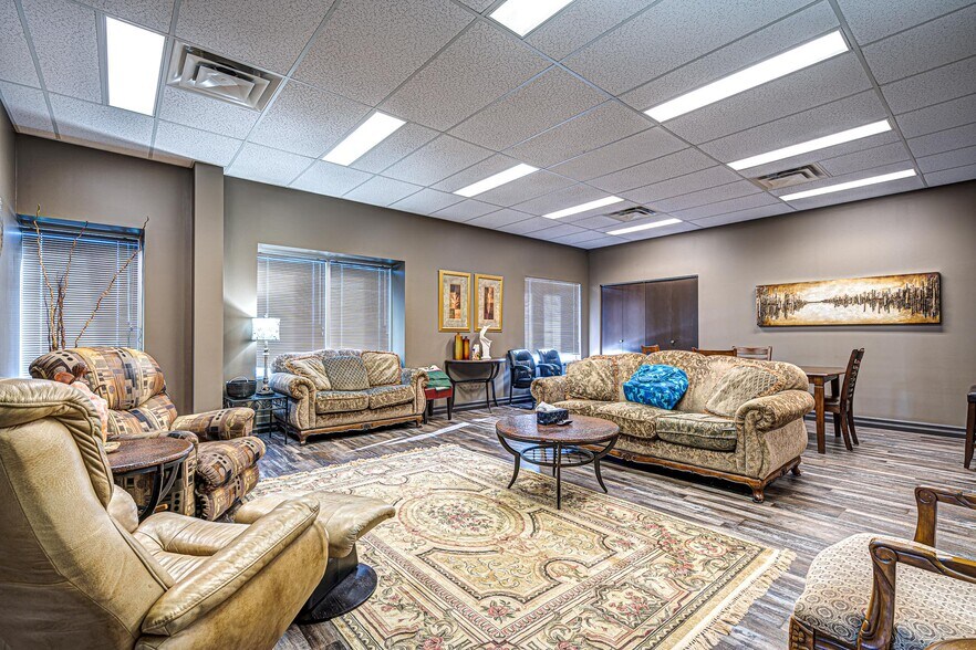 More Photos Of 2602 50 Av, Lloydminster Showroom For Sale