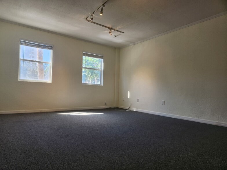 More Photos Of 534-538 S Pineapple Ave, Sarasota Storefront Retail Office For Lease
