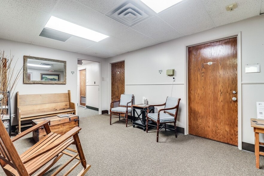 More Photos Of 230 Heymann Blvd/200 Travis st, Lafayette Office For Sale