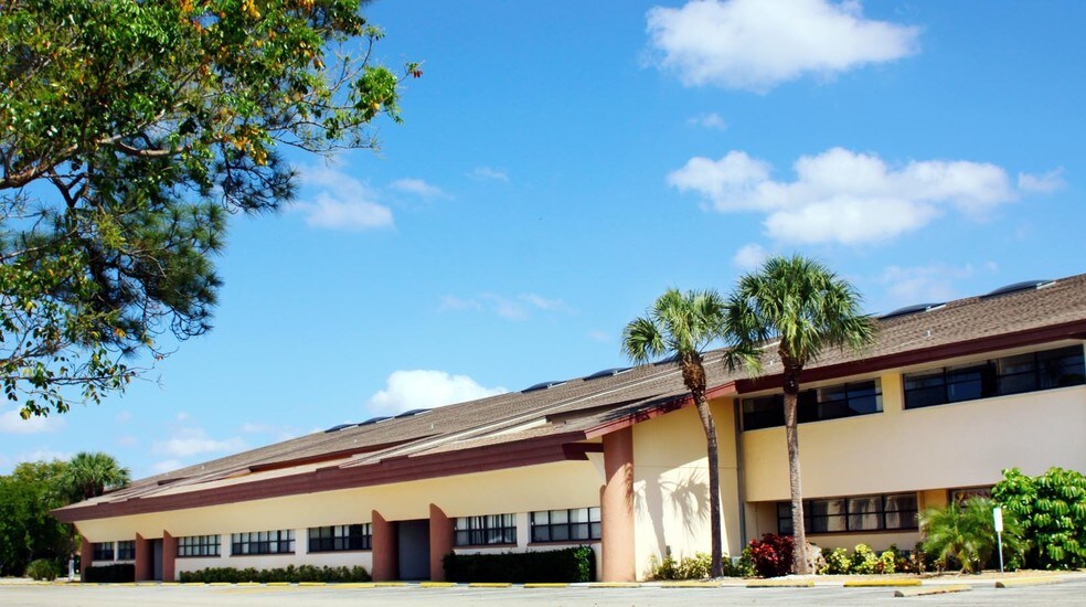 More Photos Of 12811 Kenwood Ln, Fort Myers Office For Lease