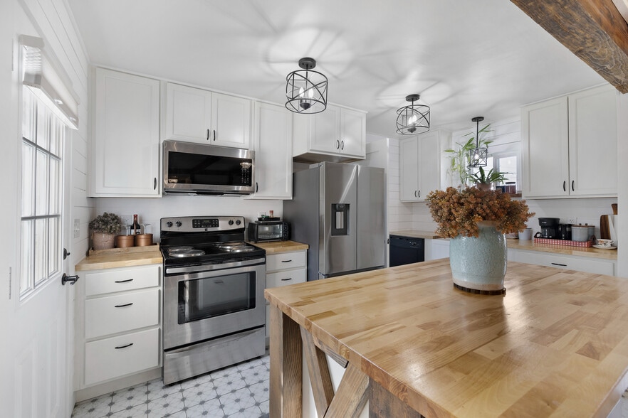 More Photos Of 111 W Bell St, Sequim Hotel For Sale