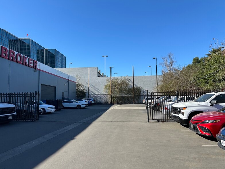 More Photos Of 1361 W 190th St, Gardena General Retail For Lease