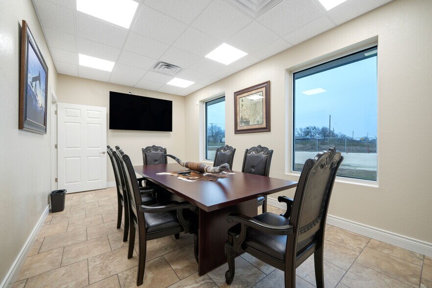 More Photos Of 200 N Yule Ave, Charlotte Office For Sale