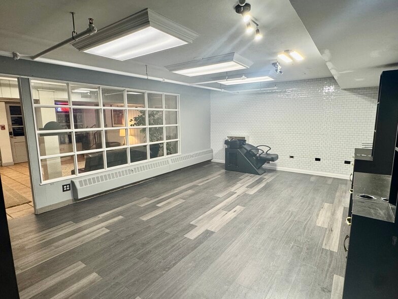 More Photos Of 25 S Washington St, Naperville Storefront For Lease