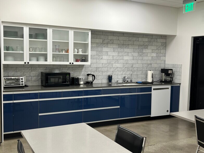 More Photos Of 13222-13226 Saticoy St, North Hollywood Warehouse For Lease