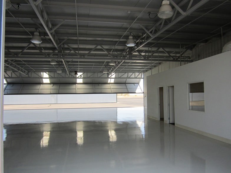 More Photos Of 6891 N Glen Harbor Blvd, Glendale Airplane Hangar For Sale