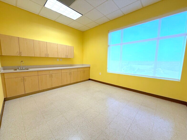 More Photos Of 1743 Park Center Dr, Orlando Medical For Lease