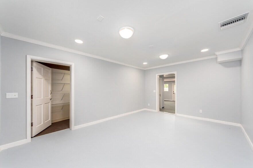 More Photos Of 300 S Saturn Ave, Clearwater Flex For Sale