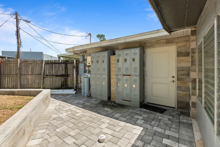 More Photos Of 5424 Edgewater Dr, Orlando Flex For Lease