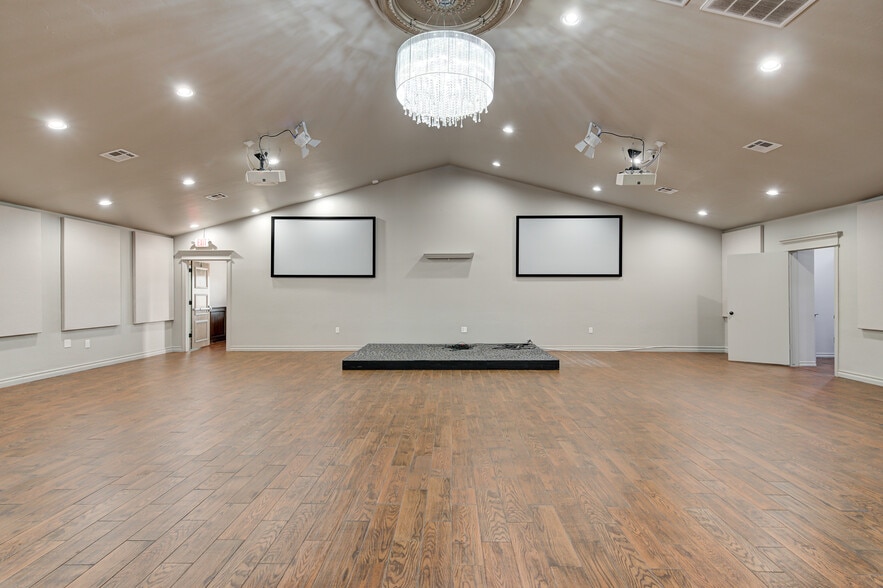 More Photos Of 450 E Main St, Yukon Religious Facility For Sale