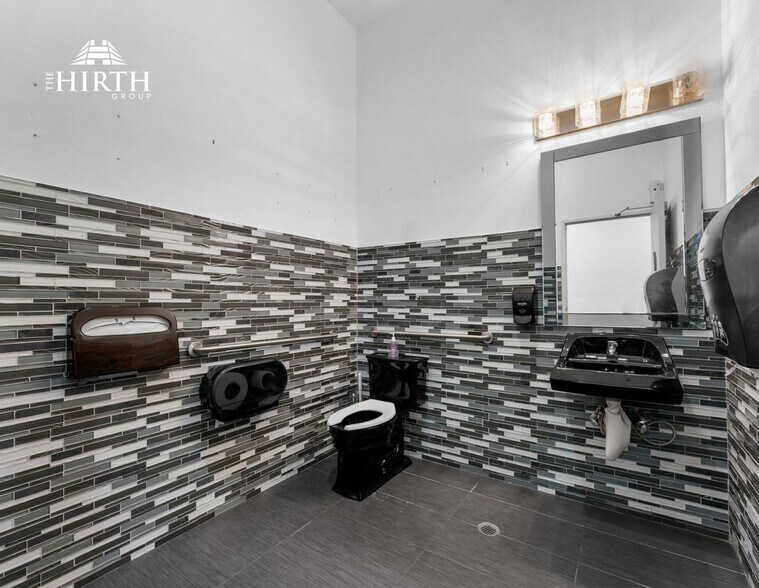 More Photos Of 5142 Lankershim Blvd, North Hollywood Storefront For Sale