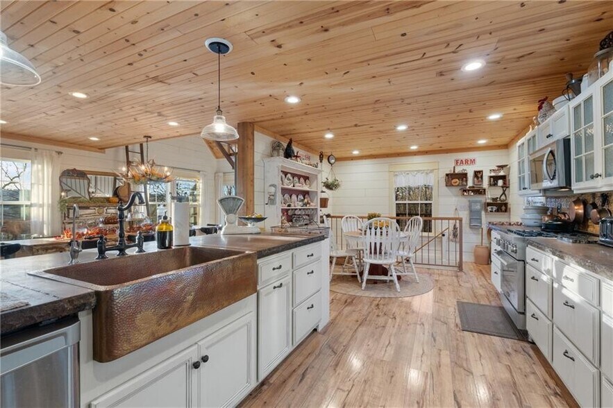 More Photos Of 1387 County Road 306, Berryville Hospitality For Sale