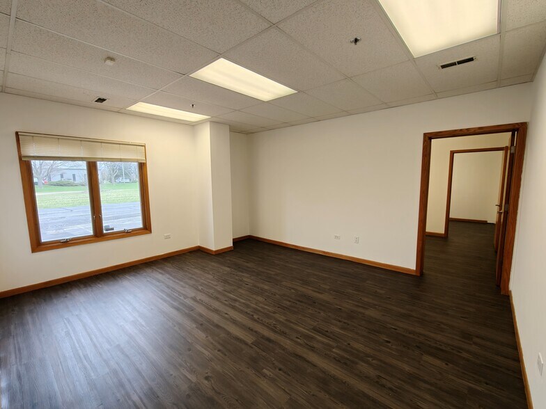 More Photos Of 633 Enterprise Ave, Dekalb Warehouse For Lease