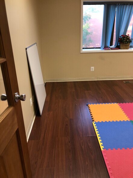 More Photos Of 1323 Shepard Dr, Sterling Showroom For Lease