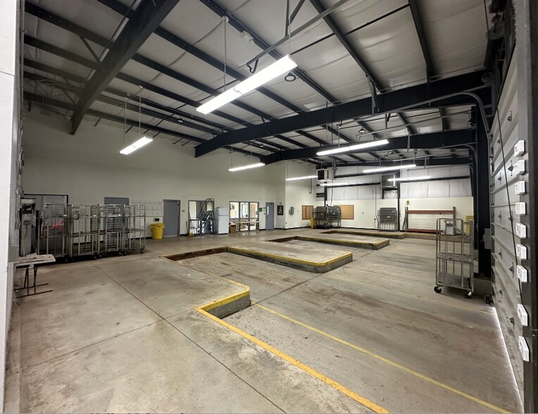 More Photos Of 2402 W Market St, Bloomington Refrigeration Cold Storage For Lease