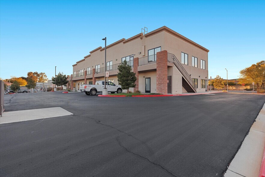 More Photos Of 7080 La Cienega St, Las Vegas Office For Sale