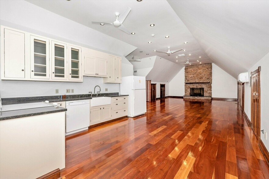 More Photos Of 806 Park Ave, Mount Airy Office For Sale