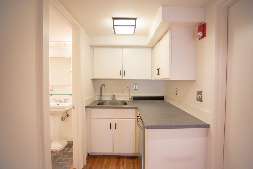 More Photos Of 301 W Broughton St, Savannah Loft Creative Space For Lease