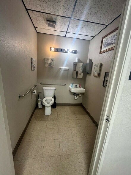More Photos Of 1324-1332 NW 53rd St, Lawton Office For Lease