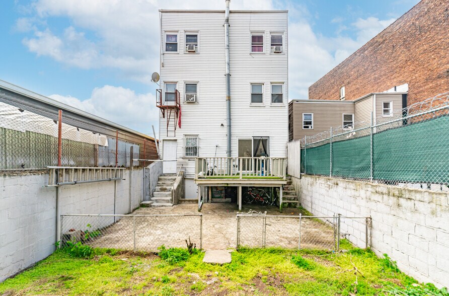 More Photos Of 204 Parkhurst St, Newark Apartments For Sale