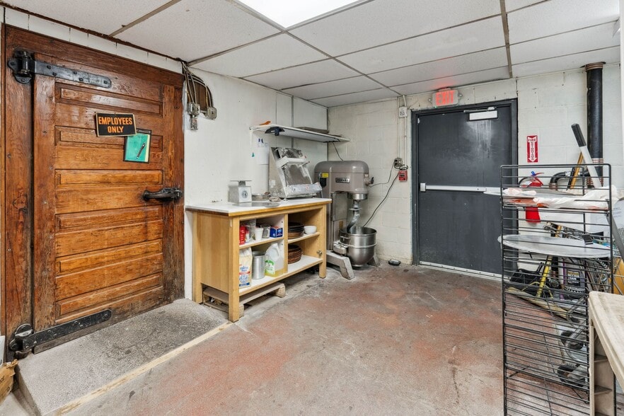 More Photos Of 117 Clinton St, Shrewsbury Freestanding For Sale