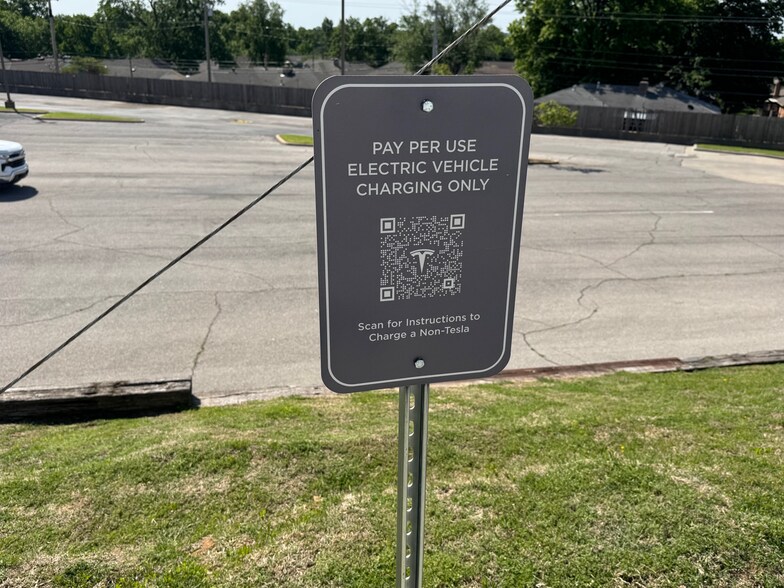 More Photos Of 5770 E Skelly Dr, Tulsa Office For Sale