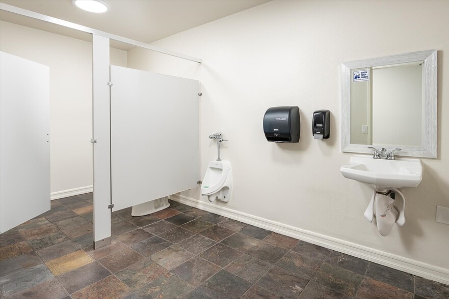 More Photos Of 365 W 2nd Ave, Escondido Loft Creative Space For Lease