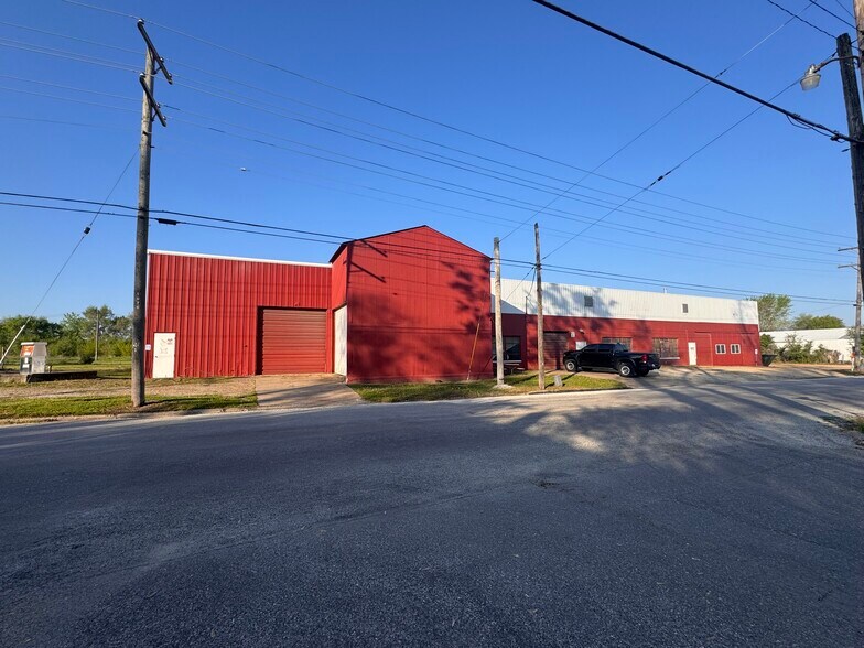 Primary Photo Of 400 Davis Street, Bushnell Manufacturing For Sale