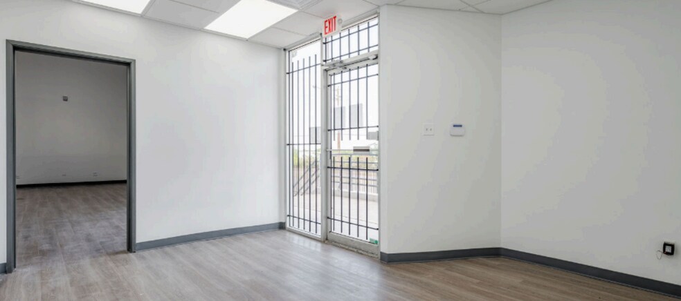 More Photos Of 2570 W Commerce St, Dallas Warehouse For Lease