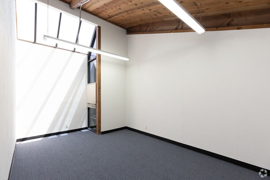 More Photos Of 23930-23978 Craftsman Rd, Calabasas Warehouse For Lease