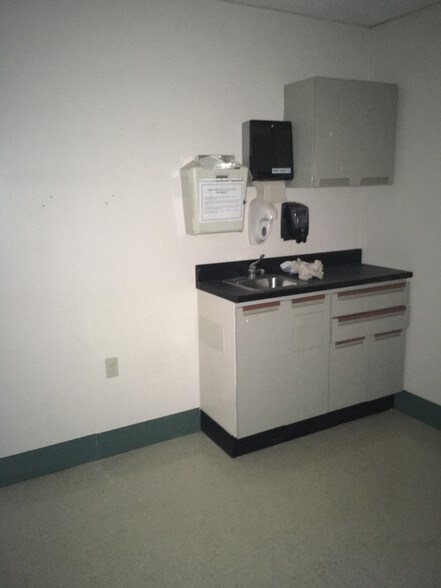 More Photos Of 4976-4996 Gerrardstown Rd, Inwood Freestanding For Lease