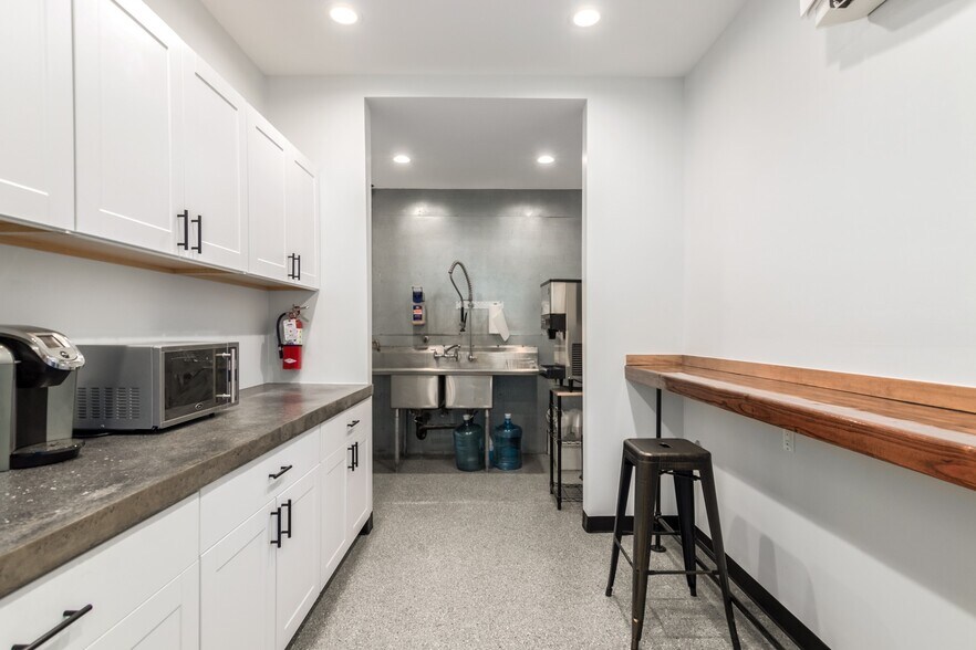 More Photos Of 4120 E Madison St, Phoenix Warehouse For Lease