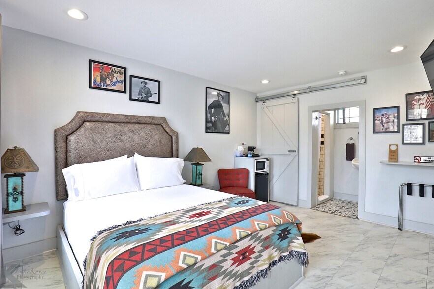 More Photos Of 2710 S Commercial Ave, Coleman Hotel For Sale