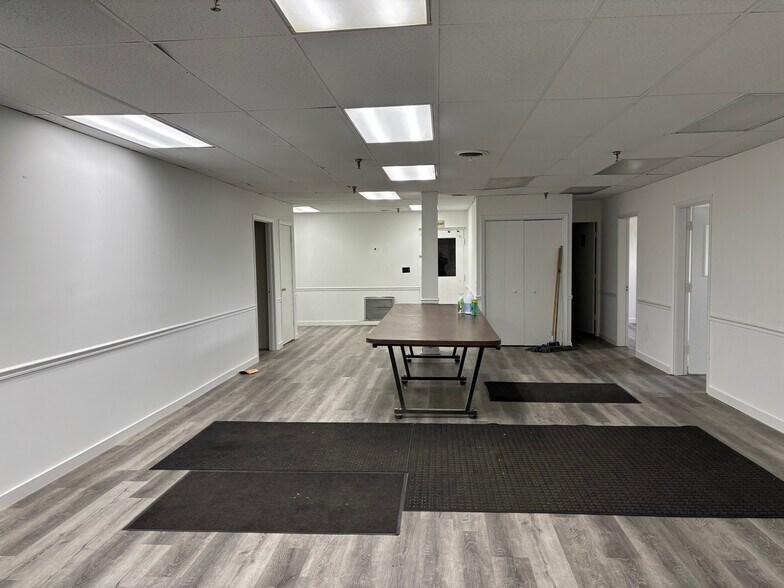 More Photos Of 418 W Lake Ave, Rossville Warehouse For Lease