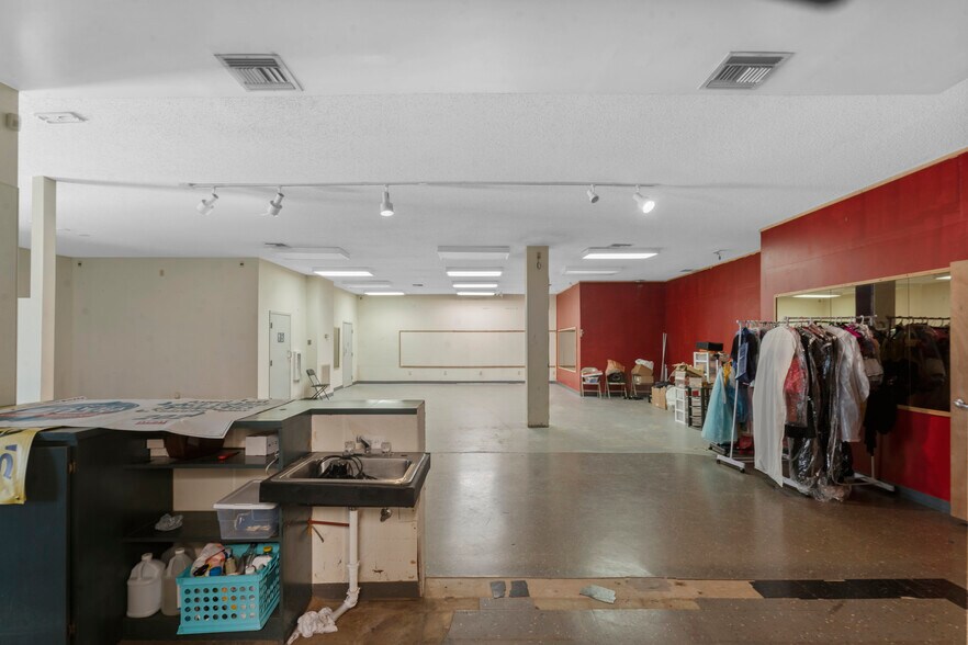 More Photos Of 2180 Northwest Blvd, Newton Medical For Sale