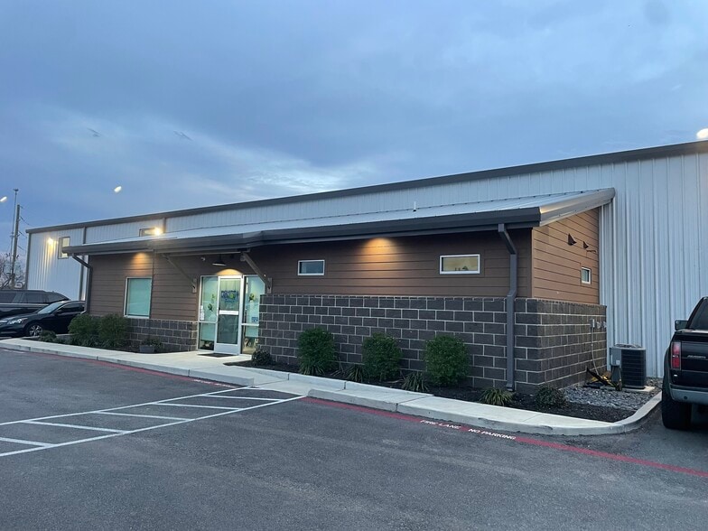 More Photos Of 18952 Freeport Dr, Montgomery Showroom For Sale