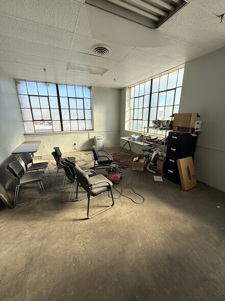 More Photos Of 220 E 14th Ave, North Kansas City Distribution For Lease