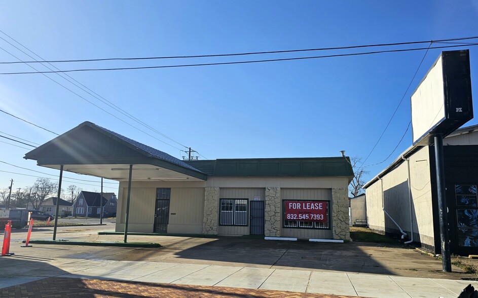 Primary Photo Of 501 W Texas Ave, Baytown Storefront Retail Office For Lease