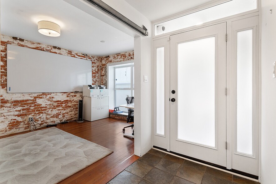 More Photos Of 1322 Innes Pl, Venice Office Residential For Sale