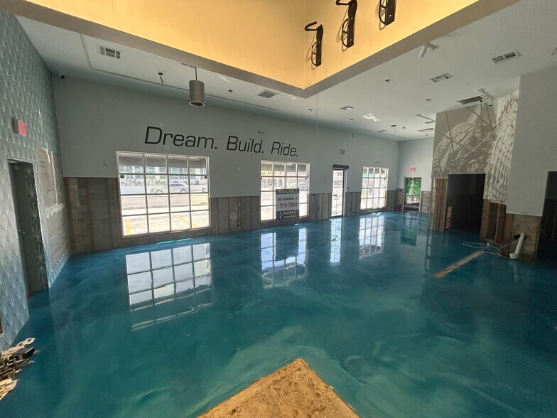 More Photos Of 211 Tamiami Trl, Sarasota Freestanding For Lease