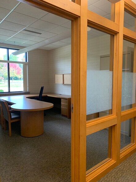 More Photos Of 905-909 S Taylor Dr, Sheboygan Office For Lease