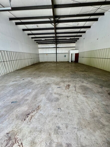More Photos Of 2514 C-2514 E N Fayetteville St, Randleman Warehouse For Lease