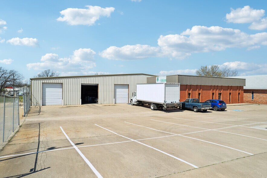 More Photos Of 710 S Adams St, Sapulpa Distribution For Sale