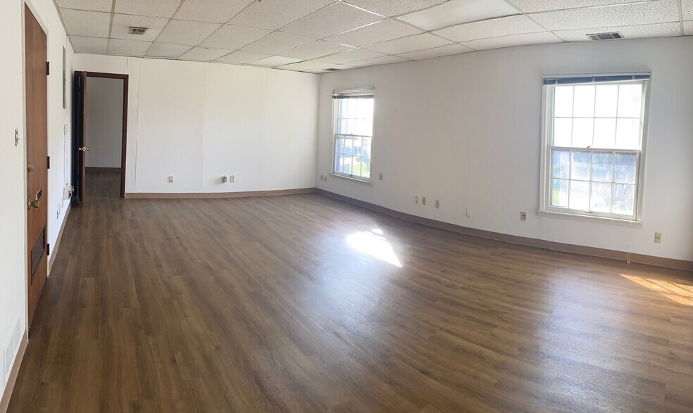 More Photos Of 1939 Goldsmith Ln, Louisville Medical For Lease