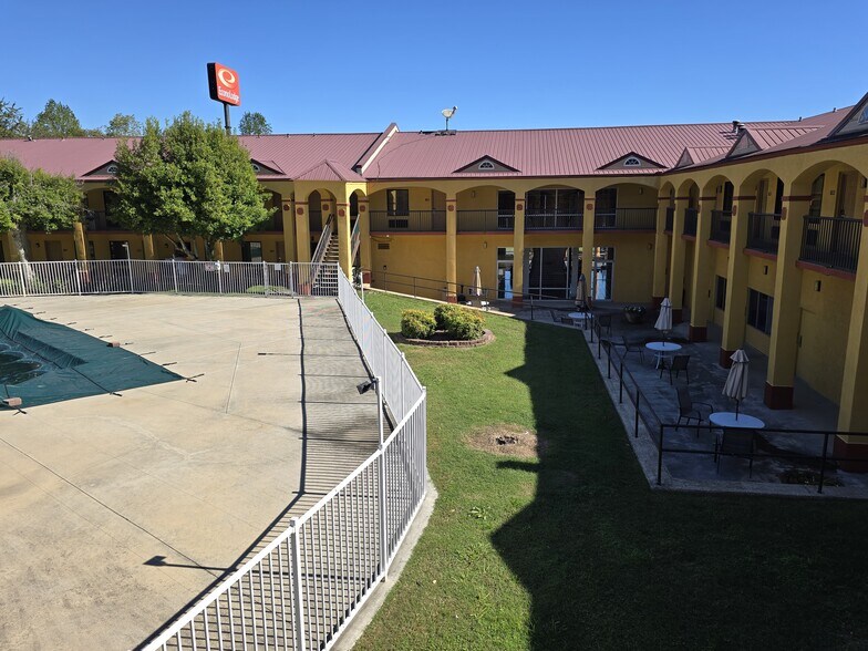 More Photos Of 1507 N Tibbs Rd, Dalton Hotel For Sale