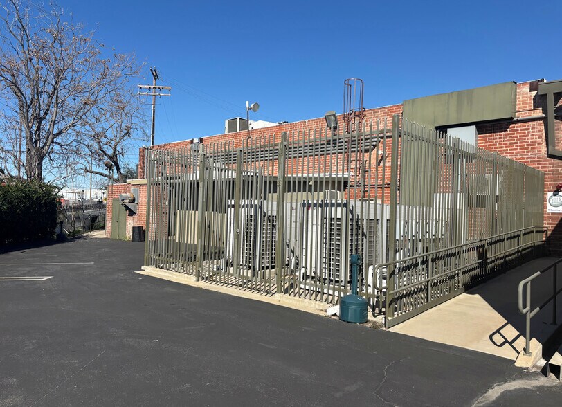 More Photos Of 157-159 W Providencia Ave, Burbank Warehouse For Lease
