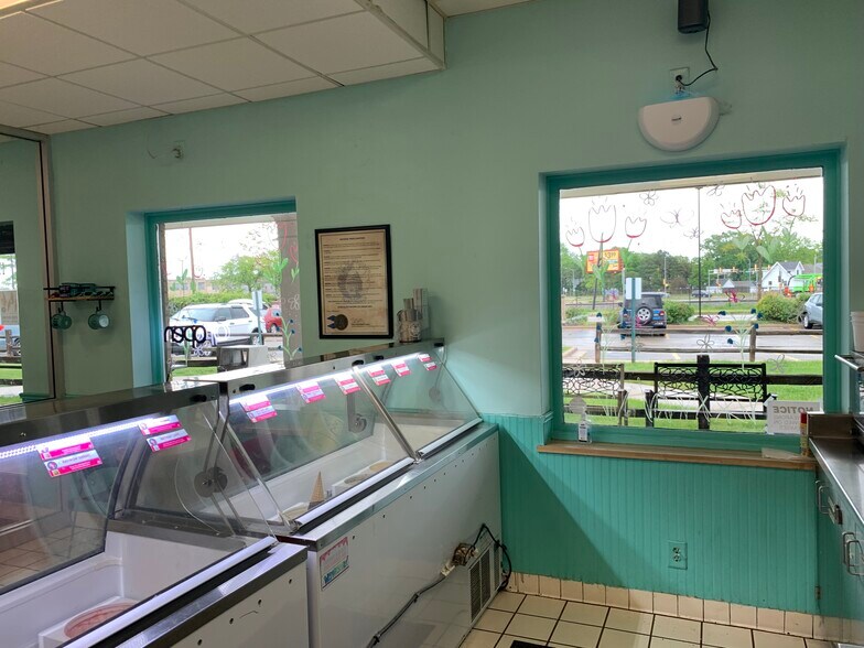 More Photos Of 1702-1740 Fordem Ave, Madison General Retail For Lease