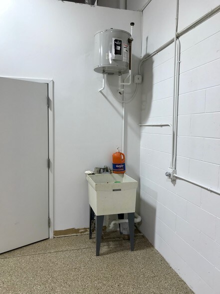 More Photos Of 554 Anderson Dr, Romeoville Warehouse For Lease