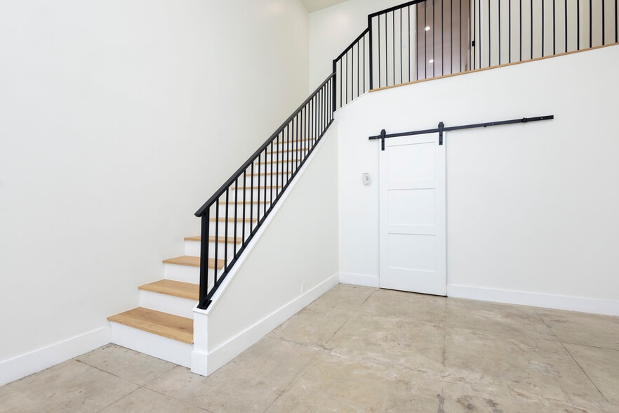 More Photos Of 249 S Robertson Blvd, Beverly Hills Storefront Retail Office For Lease